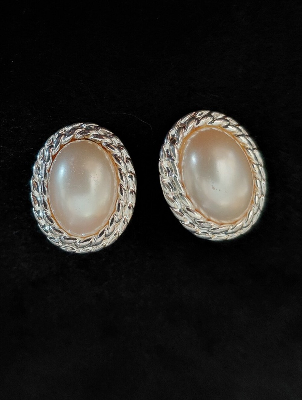 Pearl-Effect Silver Rope Oval earings.